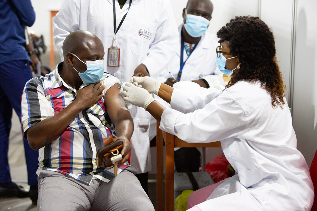 Séance de vaccination contre le coronavirus en Côte d'Ivoire.