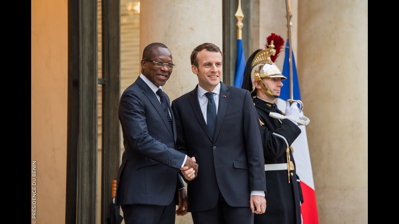 Le Président Patrice Talon et le Président Emmanuel Macron sur le perron de l'Élysée